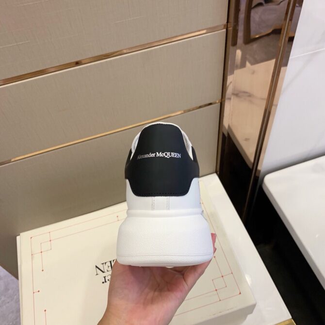 REPLICA ALEXANDER MCQUEEN LOGO BIANCO E NERO - immagine 4