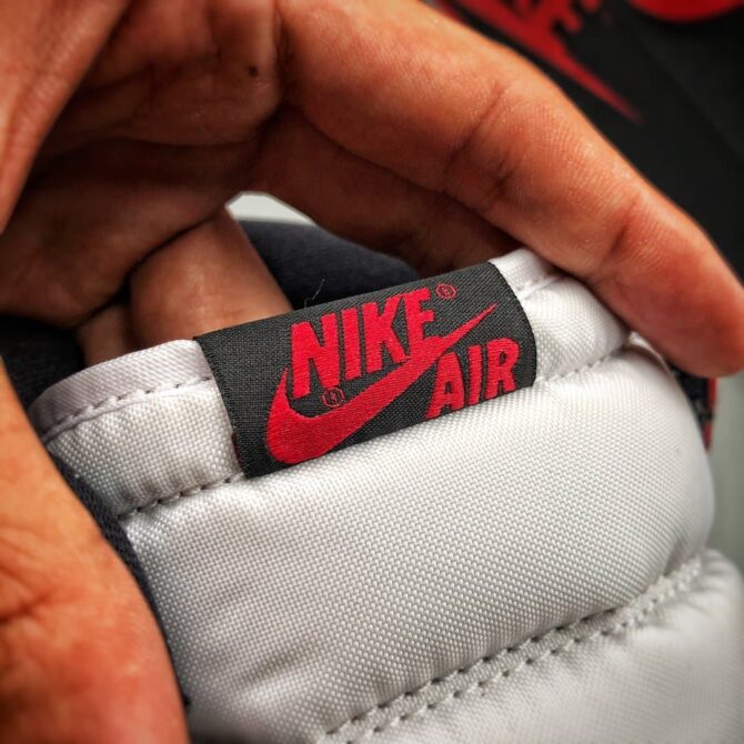 AIR JORDAN 1 RETRO HIGH OG 'GRIGIO FUMO' REPLICA - immagine 4