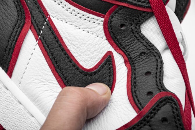 AIR JORDAN 1 RETRO HIGH OG 'BLOODLINE' REPLICA - immagine 6