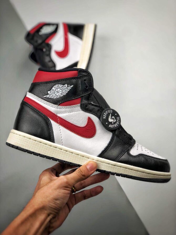 AIR JORDAN 1 RETRO HIGH OG 'PALESTRA RED' REPLICA - immagine 4