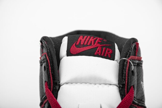 AIR JORDAN 1 RETRO HIGH OG 'BLOODLINE' REPLICA - immagine 4