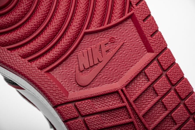 AIR JORDAN 1 RETRO HIGH OG 'BLOODLINE' REPLICA - immagine 3