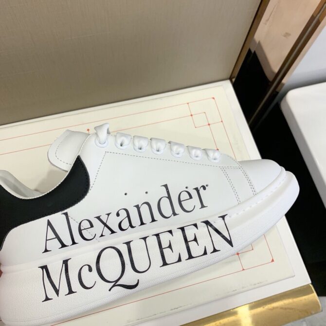 REPLICA ALEXANDER MCQUEEN LOGO BIANCO E NERO - immagine 2