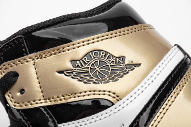 REPLICA AIR JORDAN 1 RETRO HIGH OG NRG 'GOLD TOP 3' - immagine 3