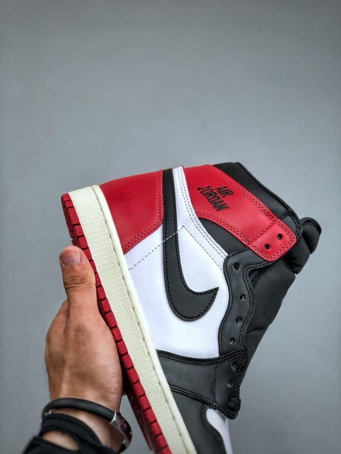 JORDAN 1 RETRO HIGH OG ‘BLACK TOE’ REIMAGINED REPLICA - immagine 5