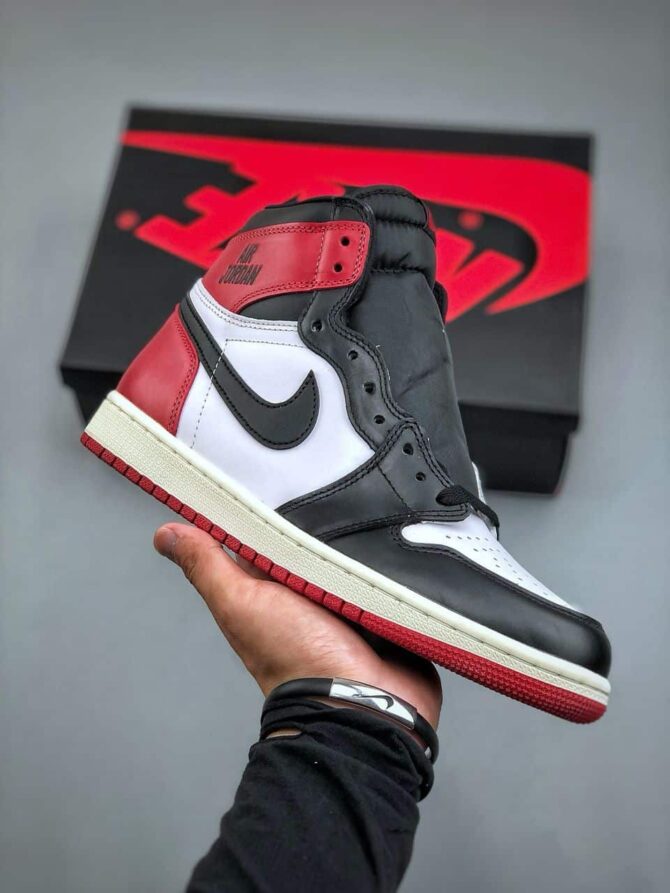 JORDAN 1 RETRO HIGH OG ‘BLACK TOE’ REIMAGINED REPLICA - immagine 9
