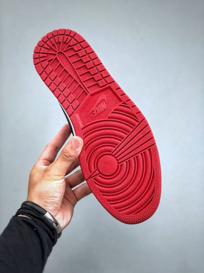 JORDAN 1 RETRO HIGH OG ‘BLACK TOE’ REIMAGINED REPLICA - immagine 3