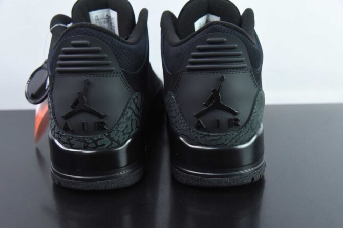 REPLICA JORDAN RETRO 3 'BLACK CAT' (2025) - immagine 4