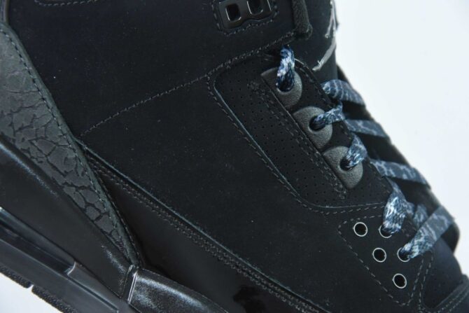 REPLICA JORDAN RETRO 3 'BLACK CAT' (2025) - immagine 3