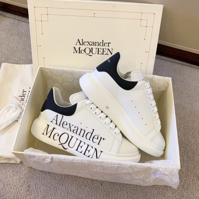 REPLICA ALEXANDER MCQUEEN LOGO BIANCO E NERO - immagine 7